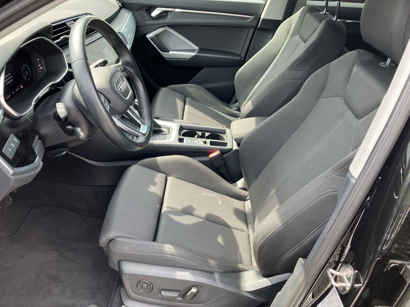 Fahrzeugabbildung Audi Q3 45 TFSI e MATRIX NAVI AHK RFK SHZ GRA