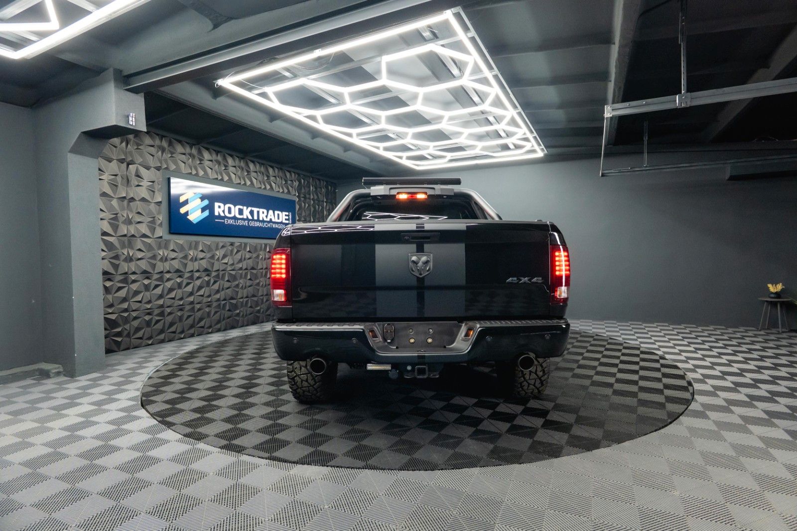 Fahrzeugabbildung Dodge RAM 5.7 V8 HEMI 4x4 OFFROAD Night-Paket LONG 19%