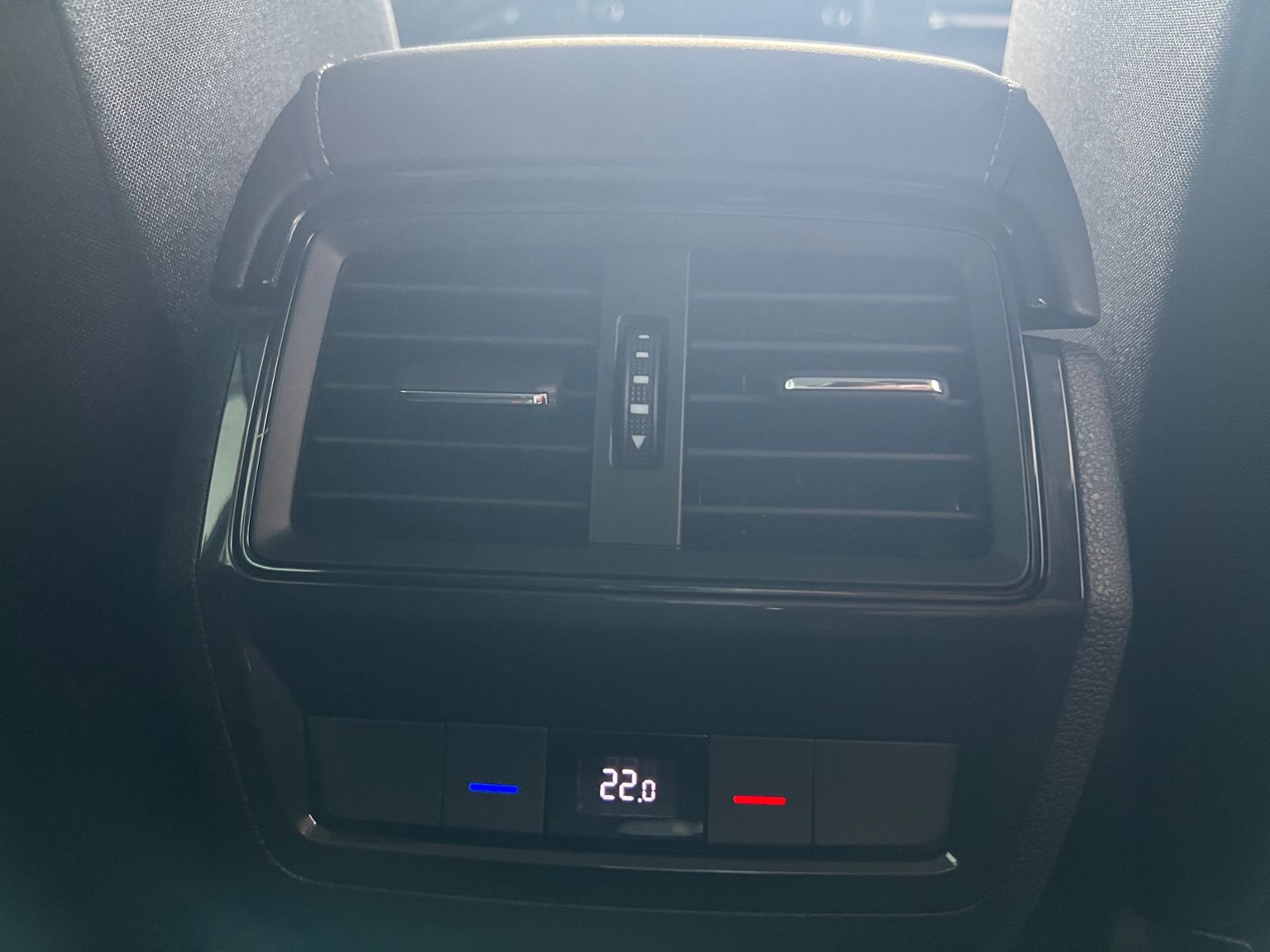 Fahrzeugabbildung SKODA Karoq Tour 1.5 TSI DSG *AHK, Matrix-LED*