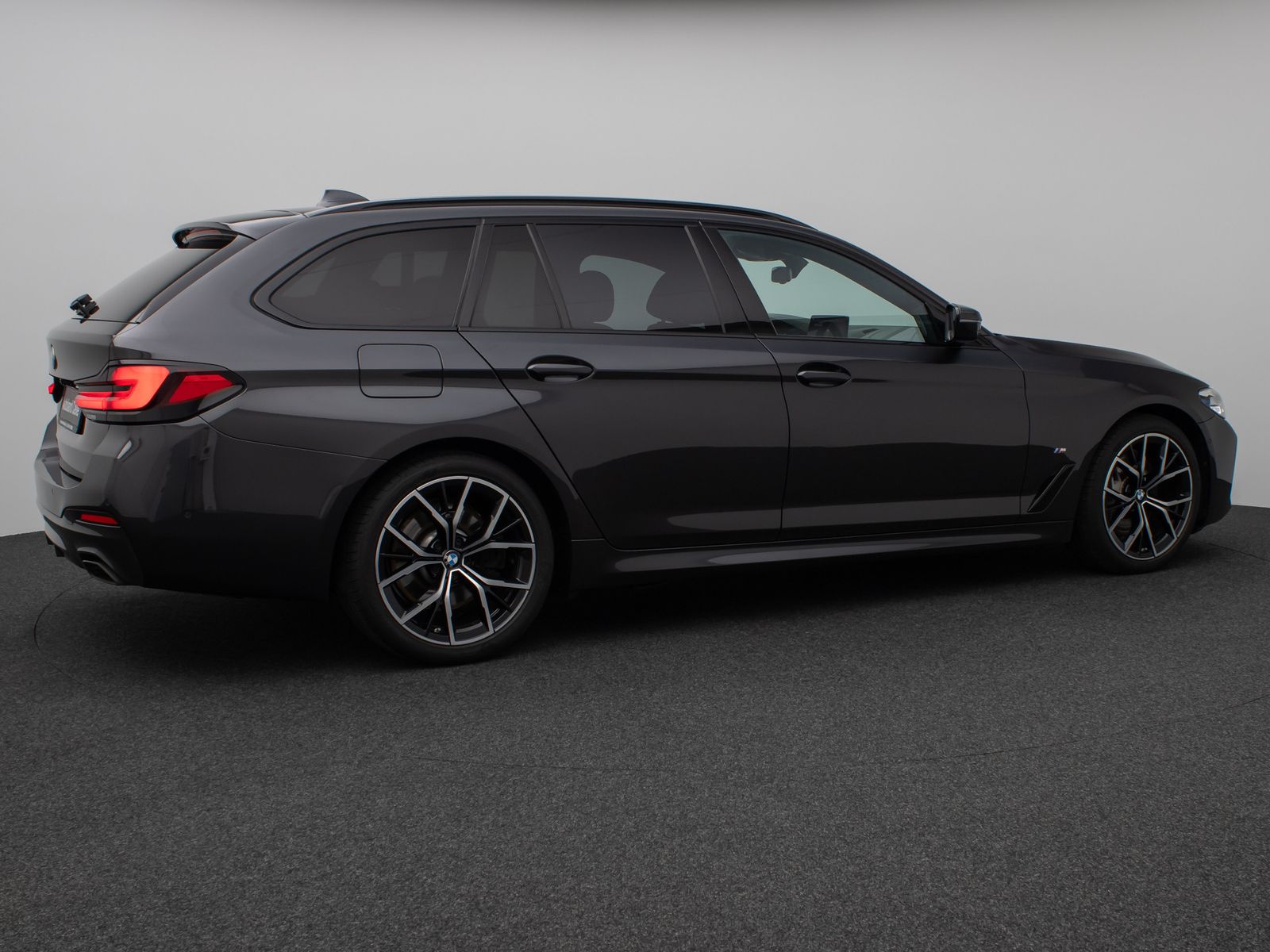 Fahrzeugabbildung BMW 530d xD M Sport Kamera HUD DAB H/K Komfort Alarm