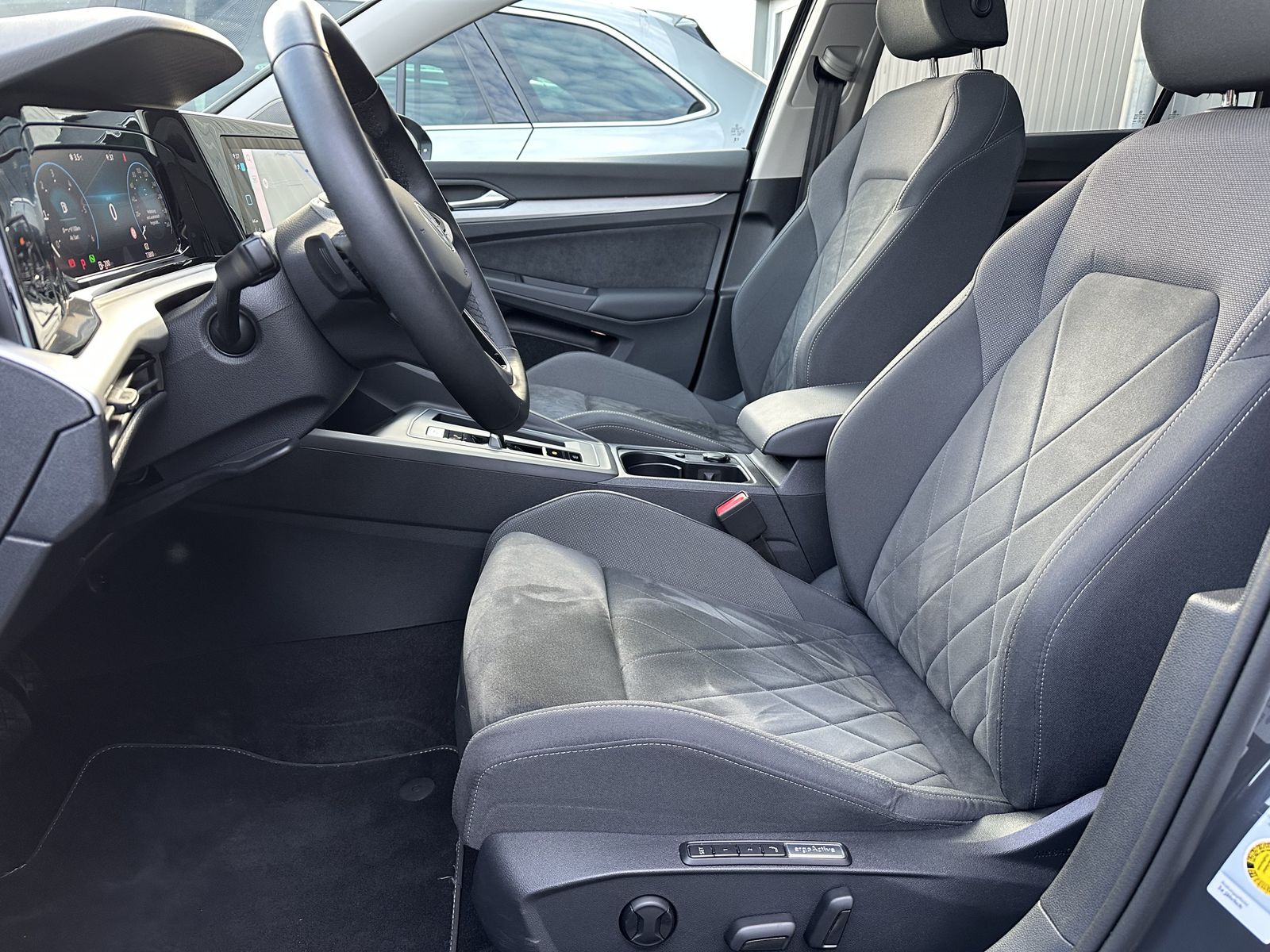 Fahrzeugabbildung Volkswagen Golf Variant 2.0 TDI DSG Life NAV+LED+PANO+AHK