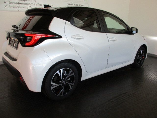 Fahrzeugabbildung Toyota Yaris Hybrid Black&White