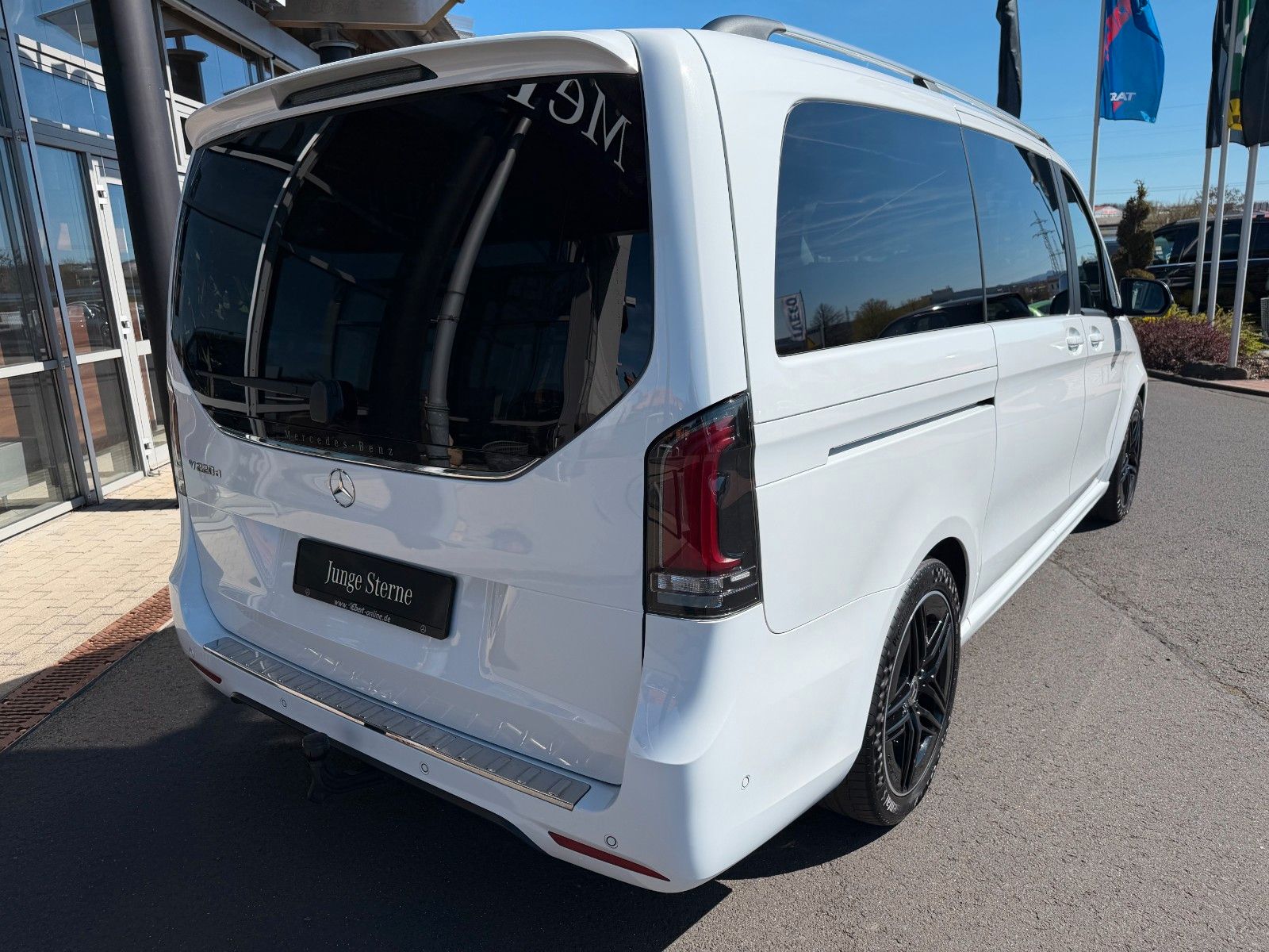 Fahrzeugabbildung Mercedes-Benz V 220 d STYLE AMG DISTRONIC AHK2,5to NIGHT Liege