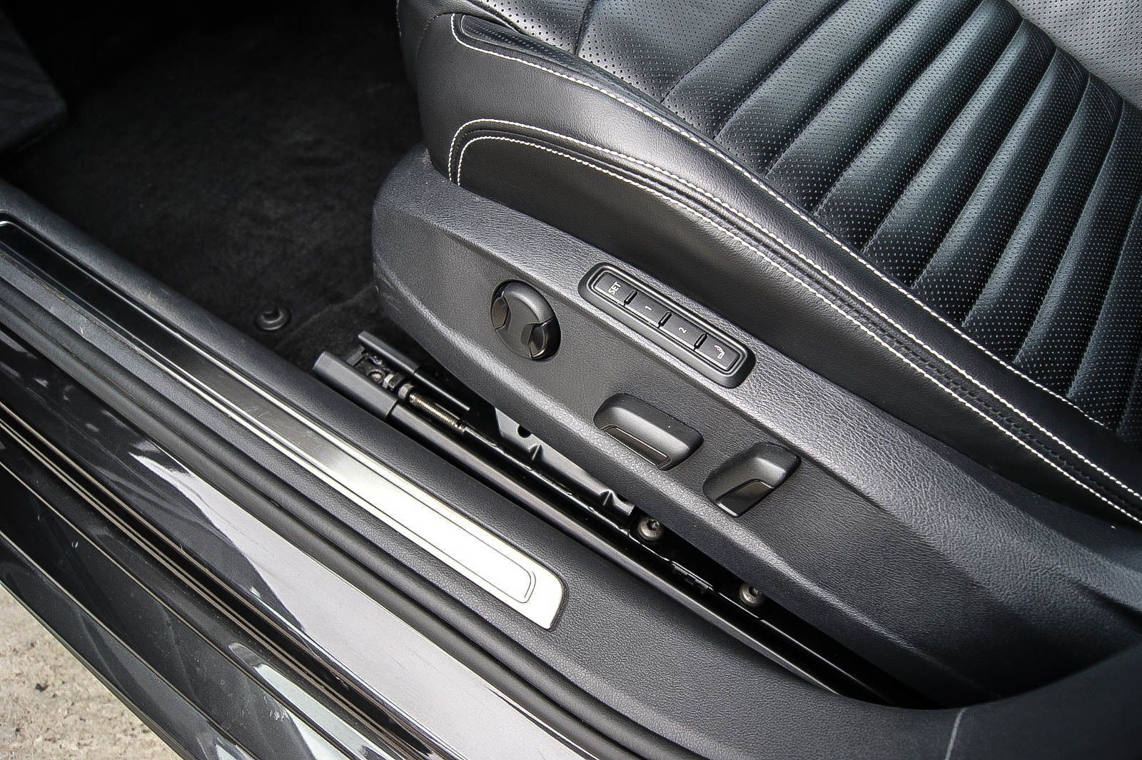 Fahrzeugabbildung Volkswagen Passat Variant 20TDI 4Motion R-Line MATRIX PANO