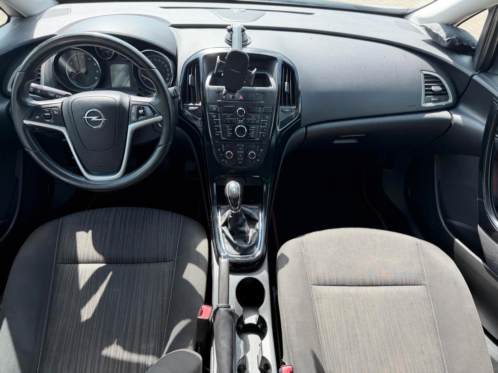 Opel Astra 2011 — photo 6