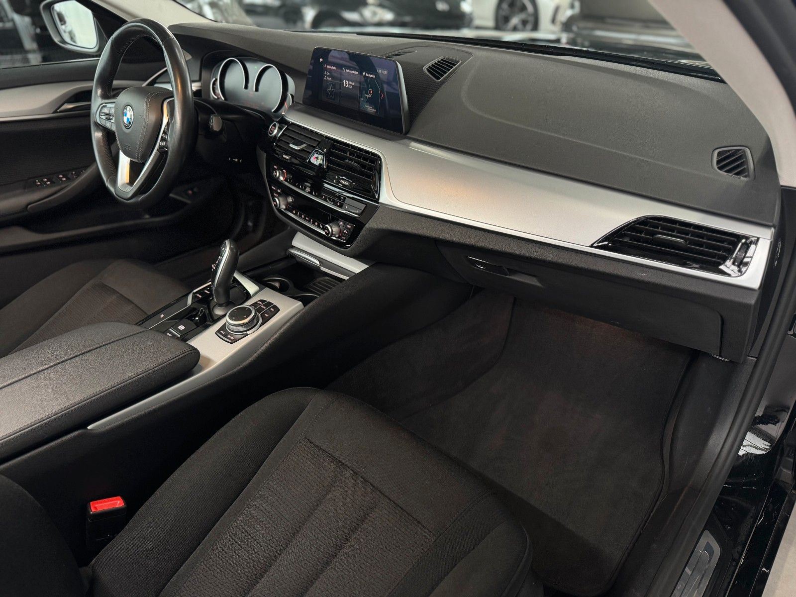 Fahrzeugabbildung BMW 520 d Touring "Business-P. Navi Connected Plus"