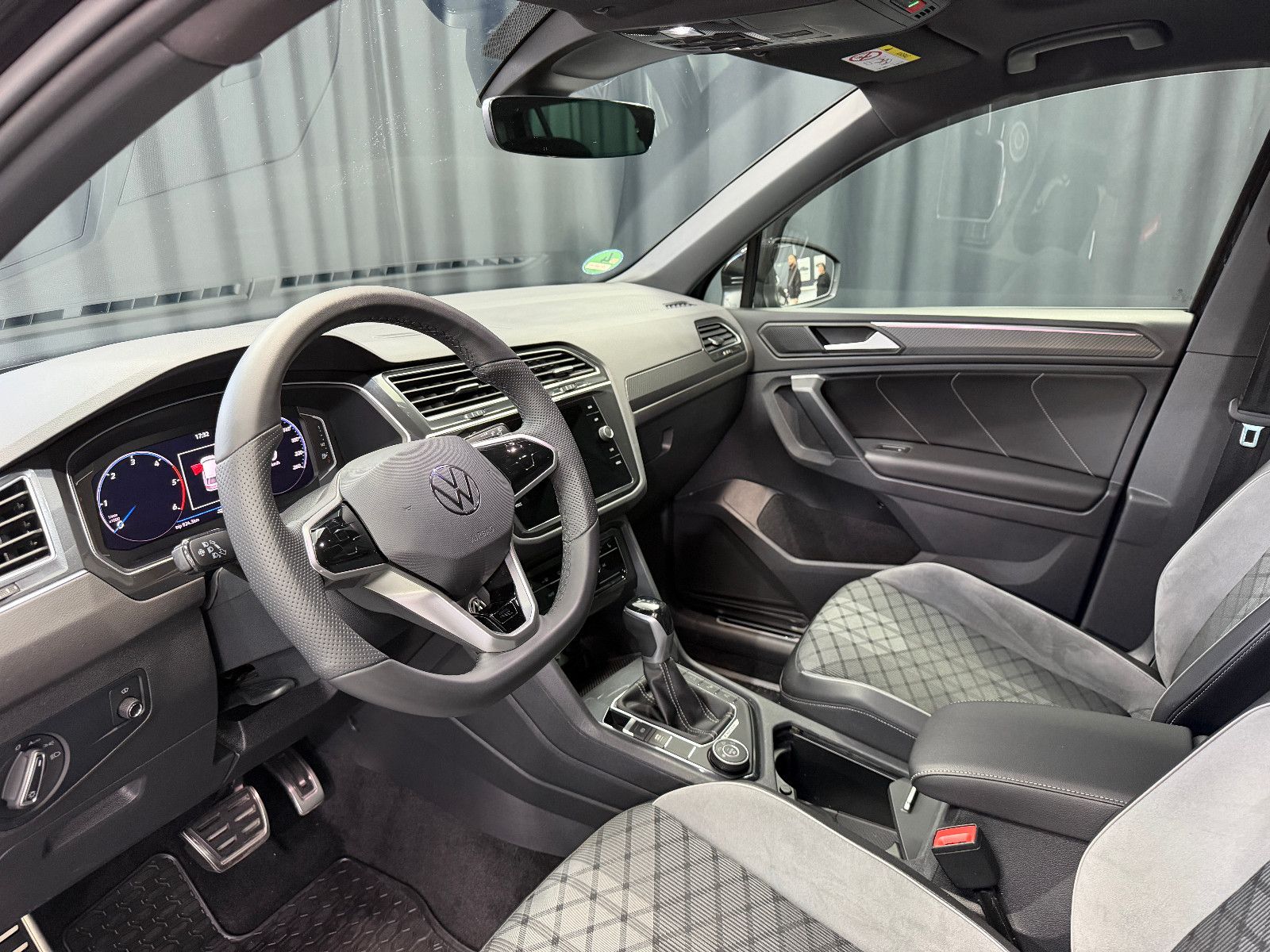 Fahrzeugabbildung Volkswagen Tiguan R-Line 4Motion|PANORAMA|360°-KAMERA|ACC
