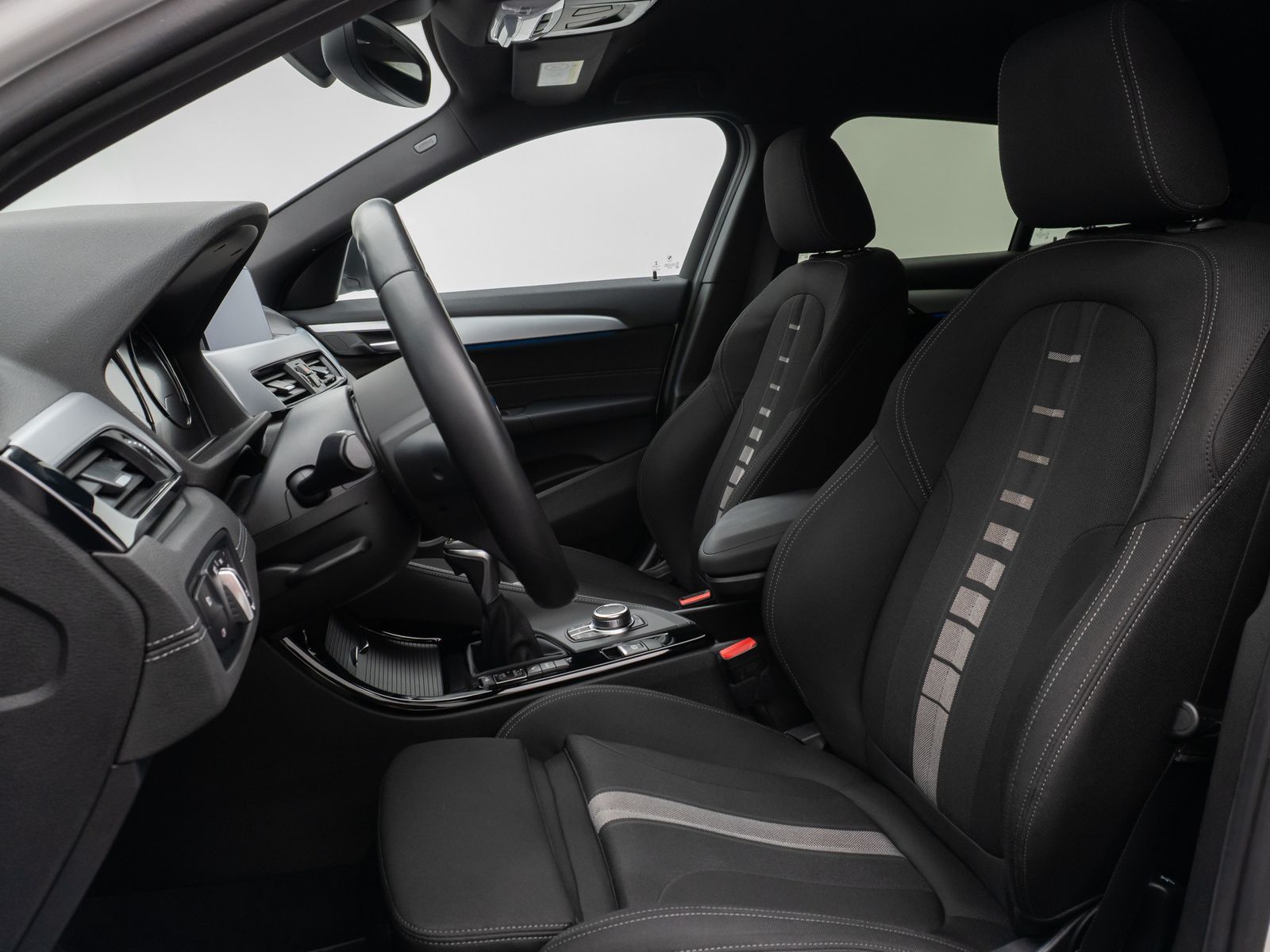 Fahrzeugabbildung BMW X2 xD25e Kamera DAB HiFi Navi Komfort Sport LED