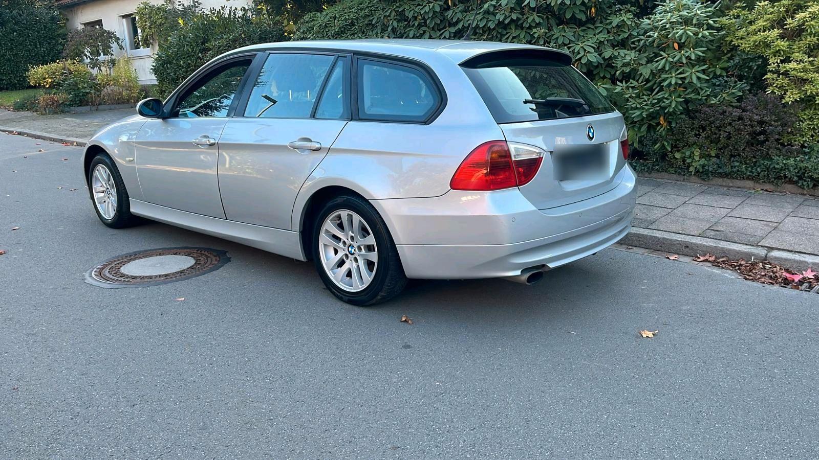 BMW 320 2008 — вигляд ззаду