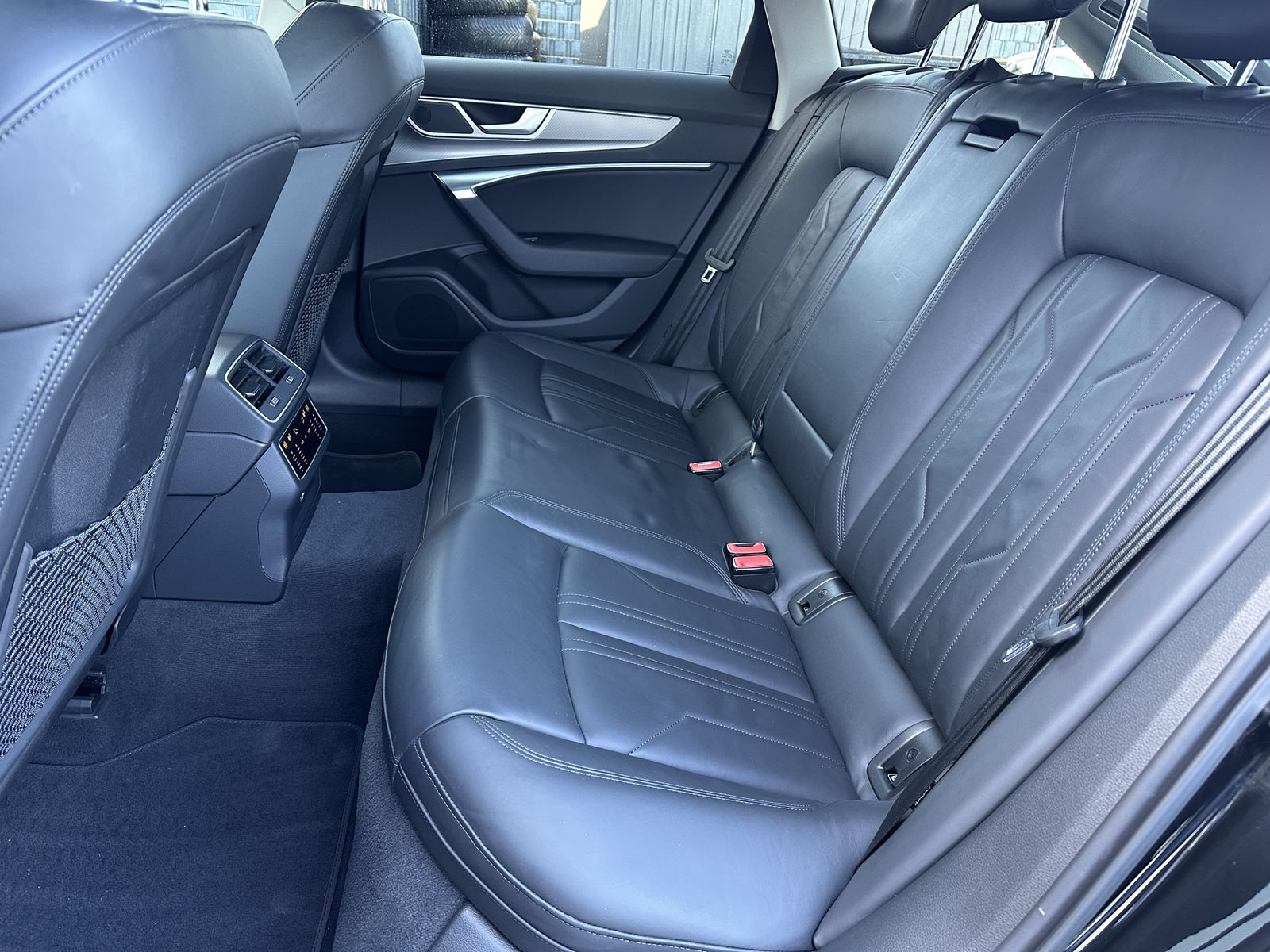 Fahrzeugabbildung Audi A6 Avant 55 TFSI Quattro Sport NAV+LED+AHK+PANO