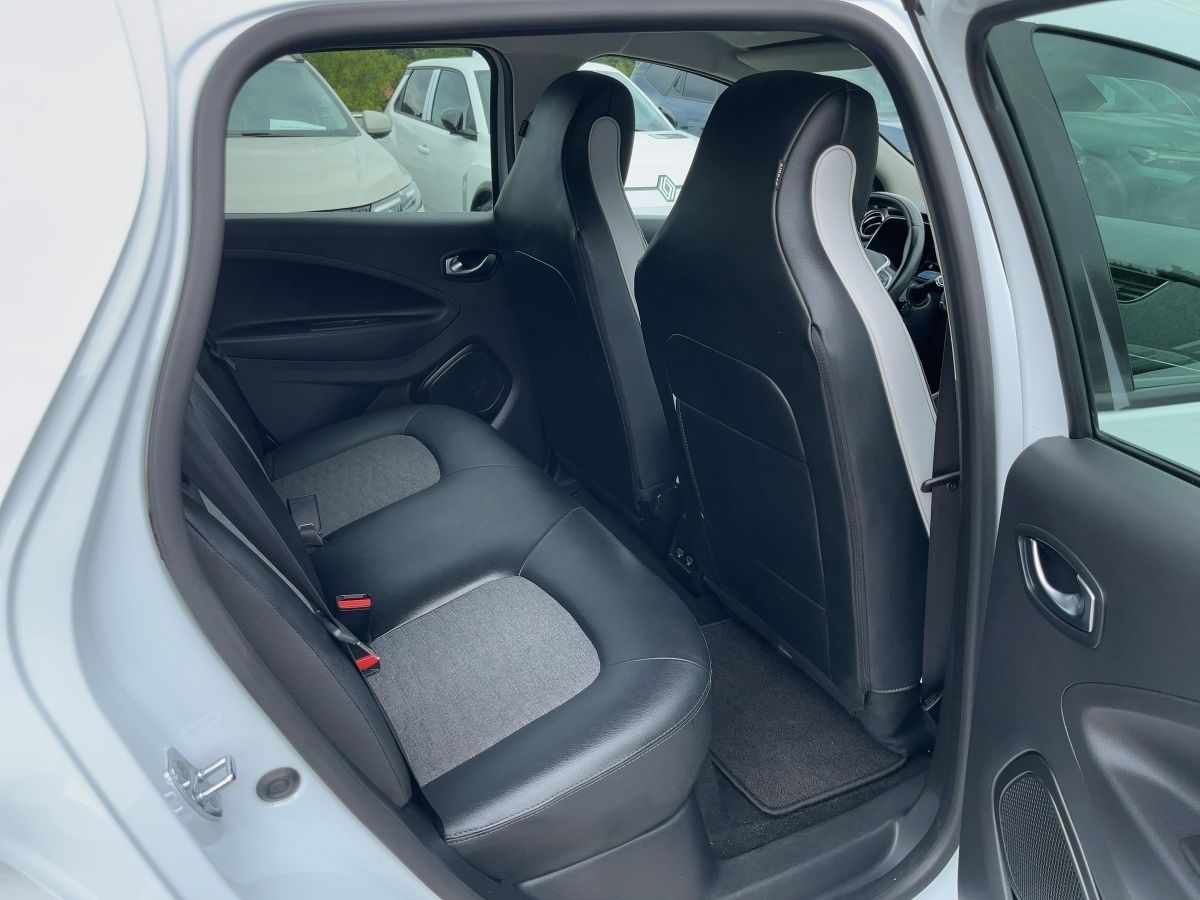 Fahrzeugabbildung Renault ZOE INTENS Batteriemiete R135 Z.E. 50 AHK abnehm - mit KI generiert/bearbeitet