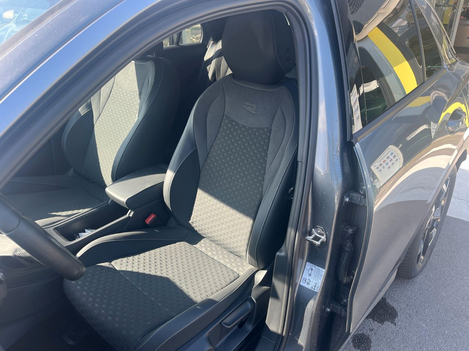 Fahrzeugabbildung Volkswagen T-Roc 1.5 eTSI 110 kW R-Line