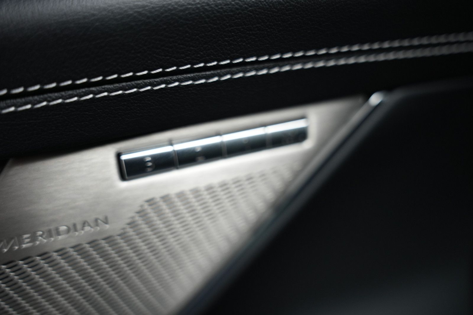 Fahrzeugabbildung Jaguar XF Sportbrake R-Dynamic SE AWD/PANO/KAM/MERIDIAN