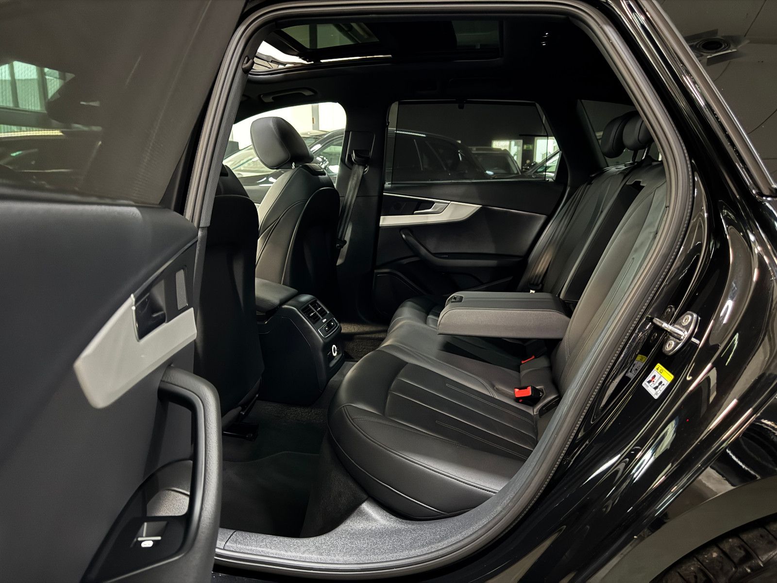 Fahrzeugabbildung Audi A4 45 TDI QUATTRO 2X S-LINE BLACK EDITION 19´RS