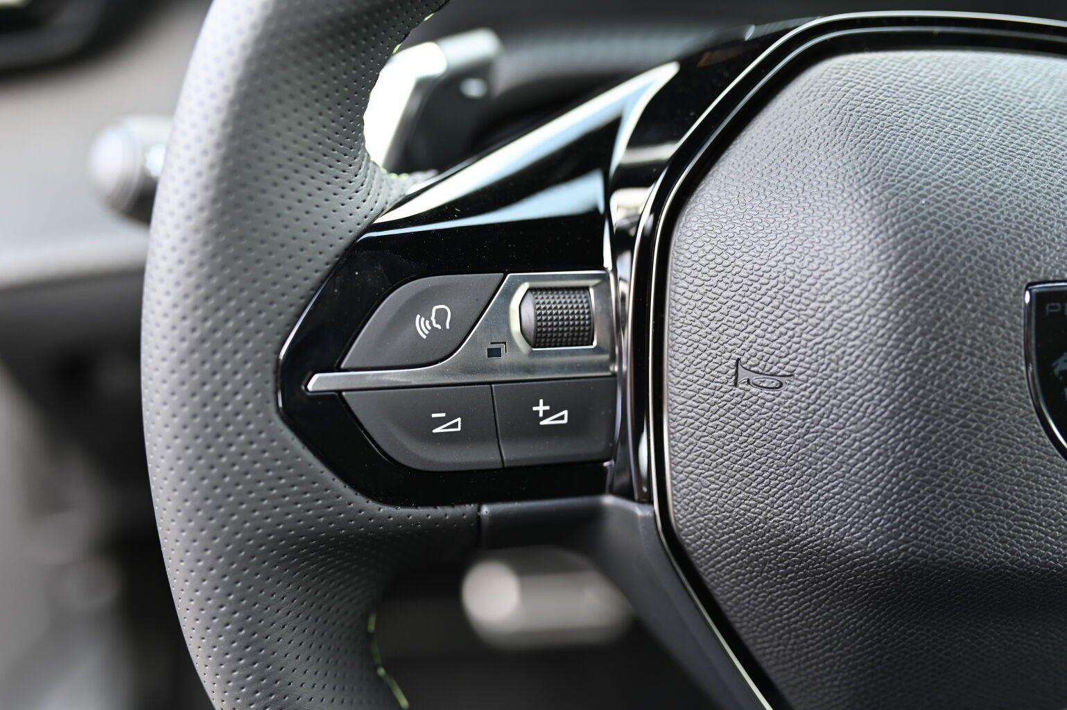 Peugeot 2008 GT Hybrid 145 e-DSC6 Alcantara-Paket*Grip