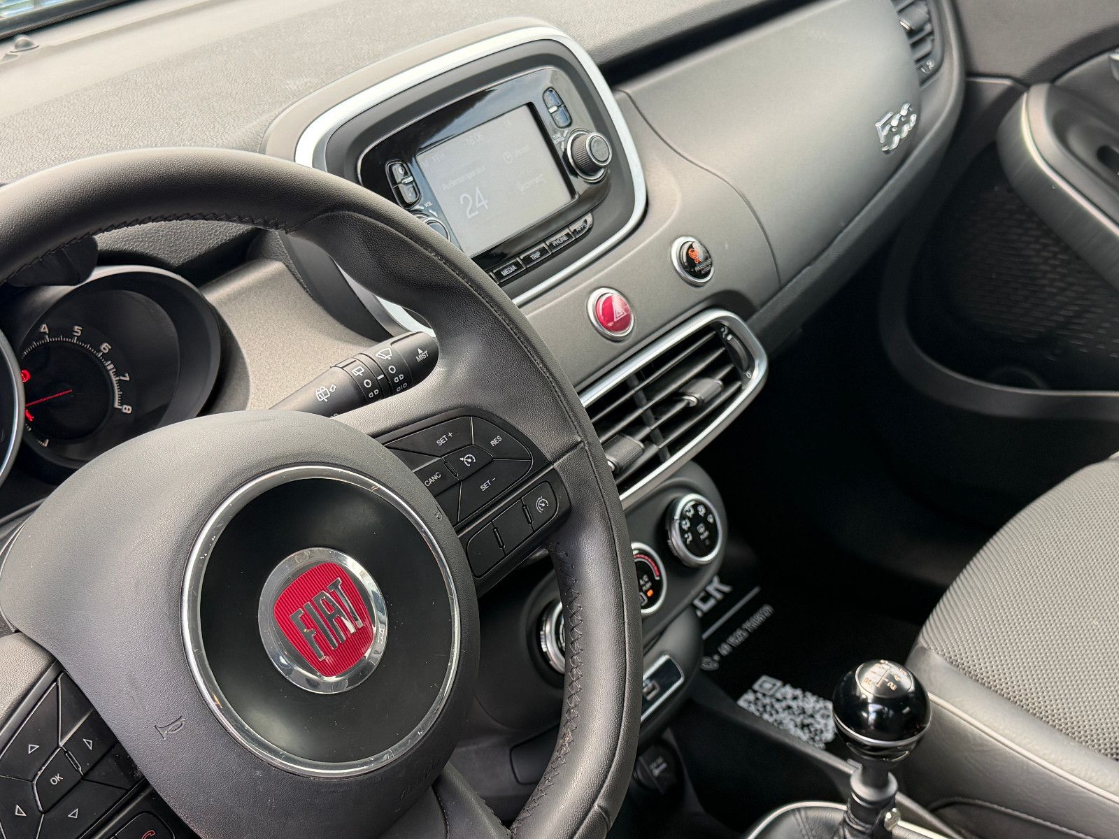 Fahrzeugabbildung Fiat 500X Cross/ UConnect / Fahrassistenz/Design-Kit