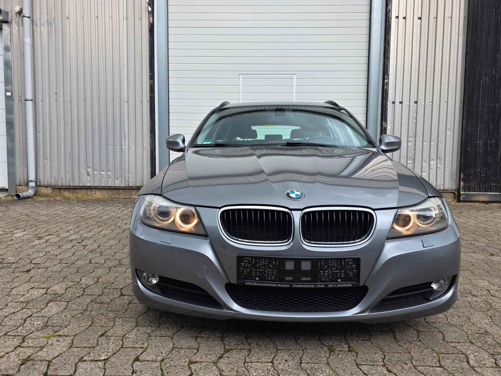 BMW 318 2010 — interior