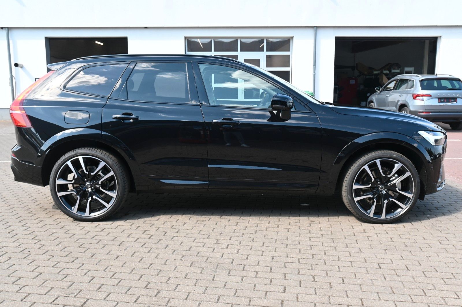 Fahrzeugabbildung Volvo XC60 B4 D AWD Ultimate Dark*STDHZG*360°*LUFT*