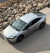 Toyota 2023 Prius LXE 2.0-l-VVT-i Hybrid  - silberne Toyota Prius