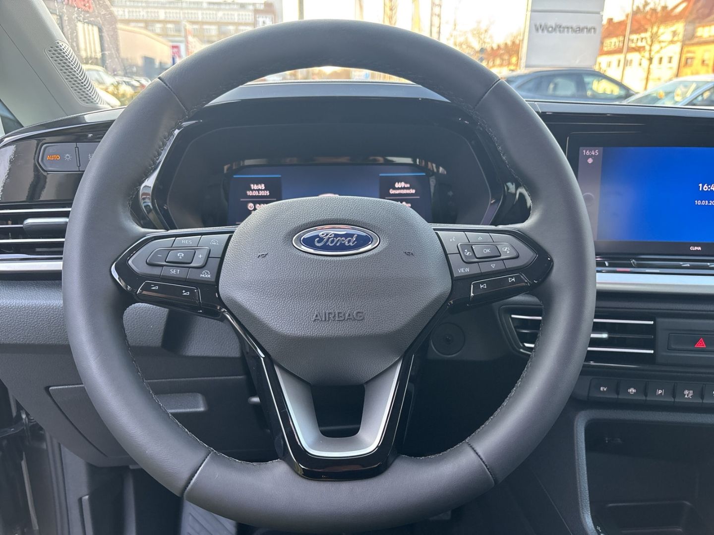 Fahrzeugabbildung Ford Tourneo Connect PHEV Titanium 1.5 EB EU6e Navi