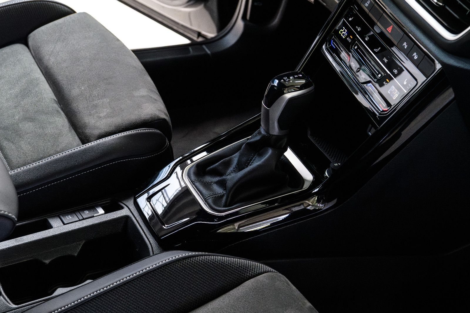 Fahrzeugabbildung Volkswagen T-Roc R-Line 1.5 TSI DSG LED+AHK+KAMERA+ACC+SHZ