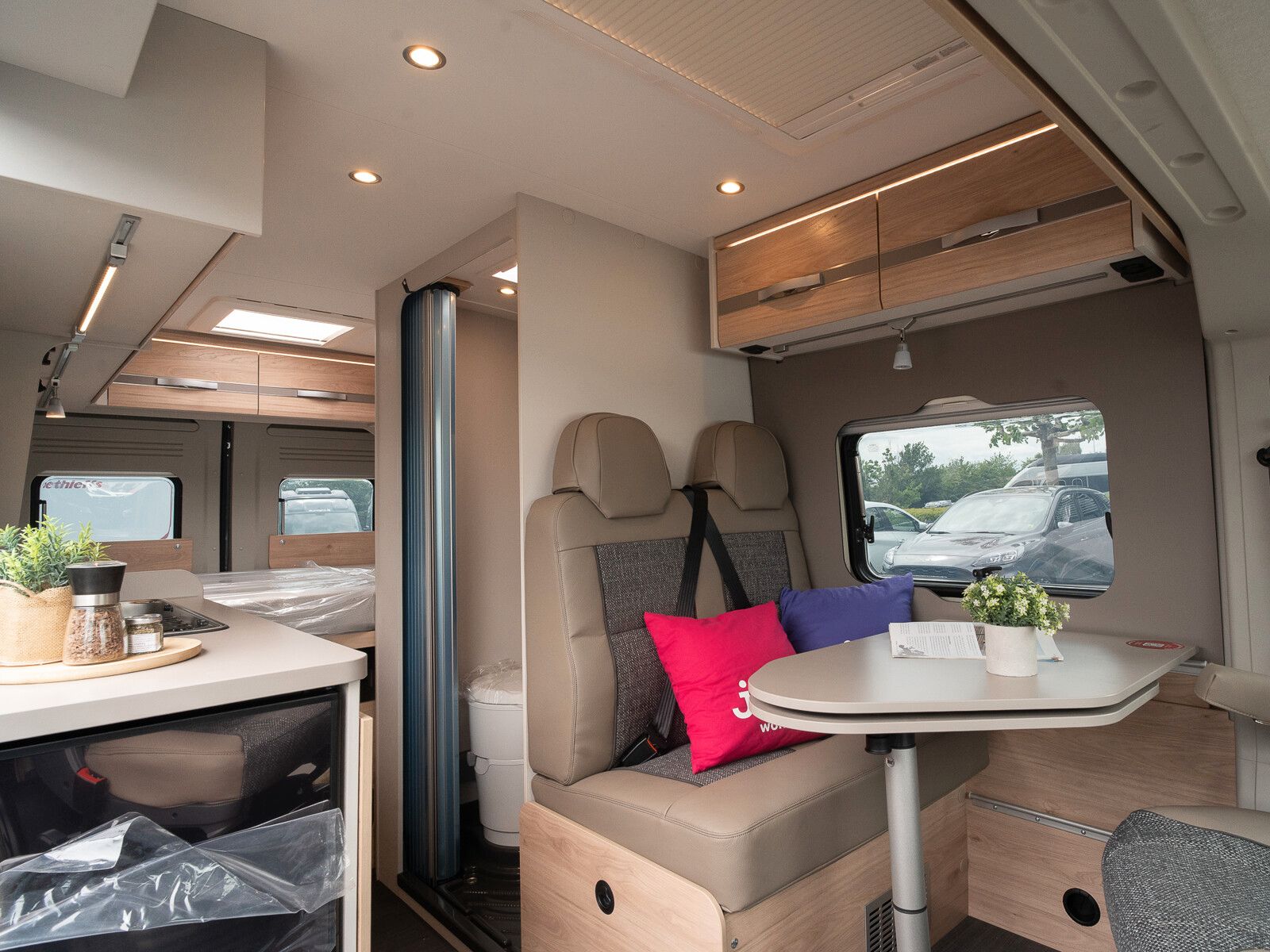 Fahrzeugabbildung Dethleffs Globetrail 600 DK Fiat Heckauszug/Rahmenfenster
