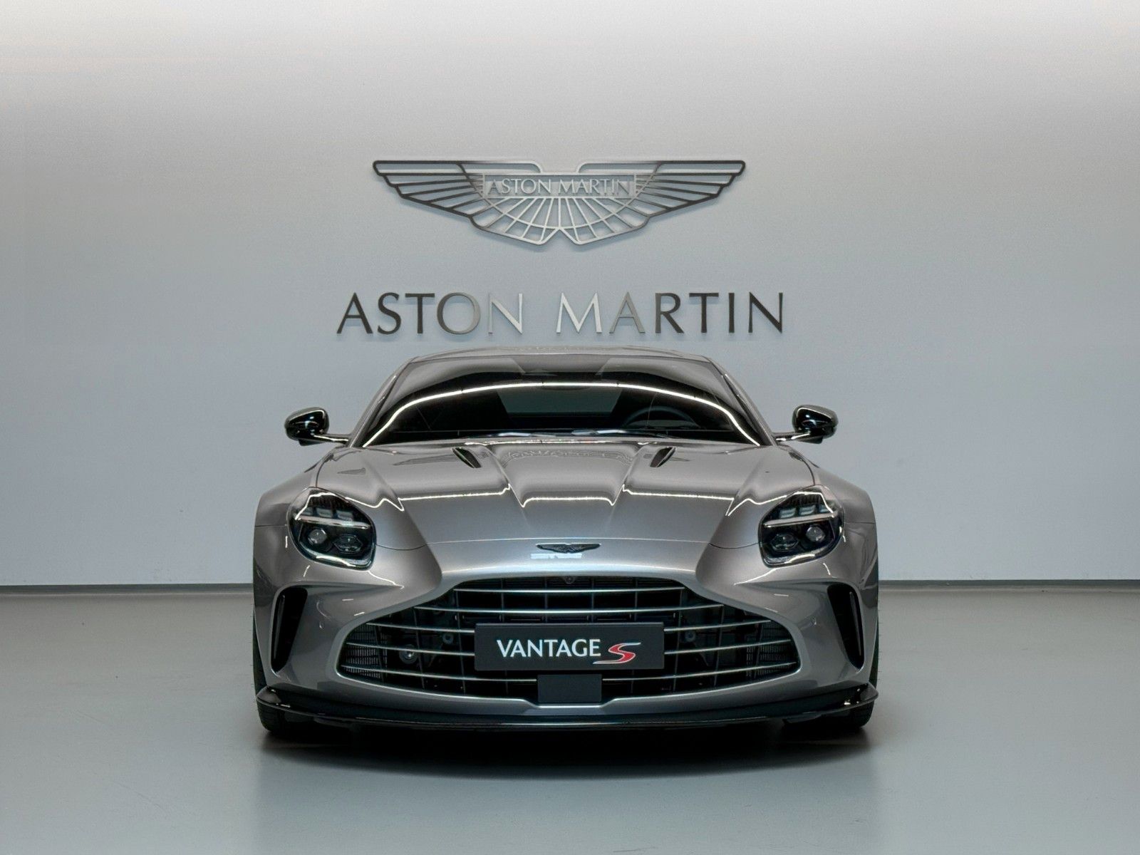 Aston Martin NEW Vantage S | Aston Martin Brussels imagem 2
