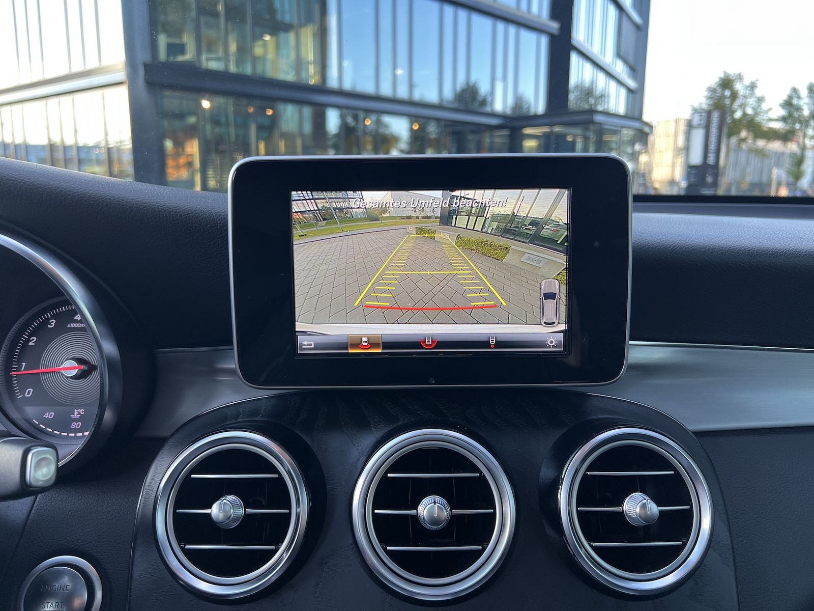 Fahrzeugabbildung Mercedes-Benz GLC 250 4Matic AMG NAVI/LED/AHK/PANO/R-KAMERA