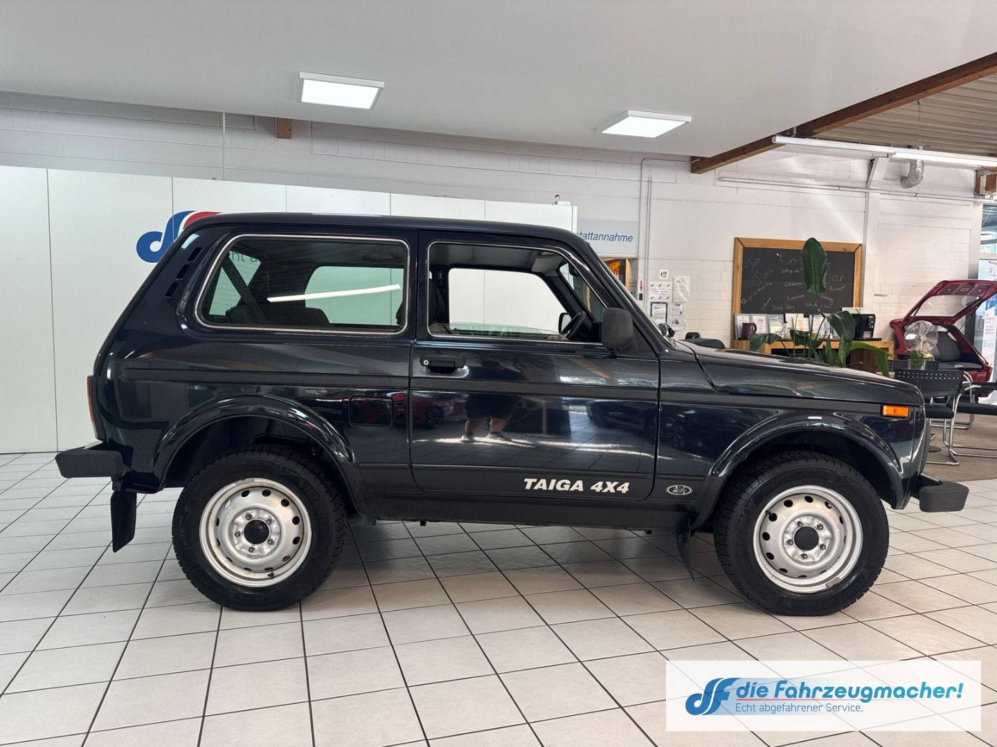 Fahrzeugabbildung Lada Taiga 4x4 GA Privacyverglasung teilb.Rücksb eFH
