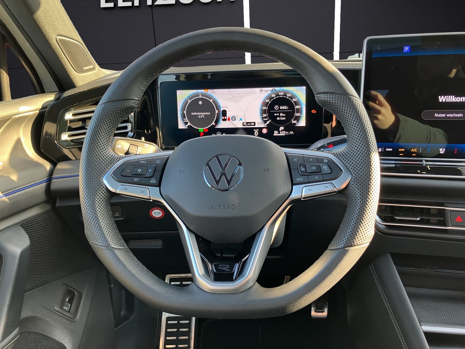 Fahrzeugabbildung Volkswagen Tiguan TDI R-Line 4M DSG MATRIX AHK PANO ACC