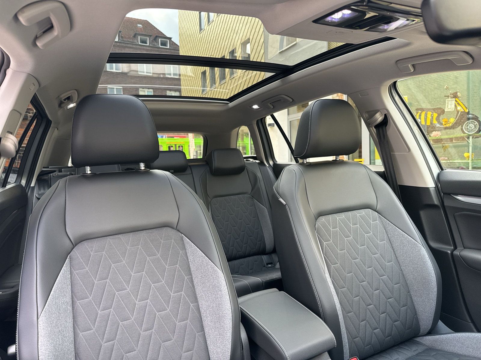 Fahrzeugabbildung Volkswagen Golf Var. Life 1,5 eTSI 110kW 7-Gang DSG Energy