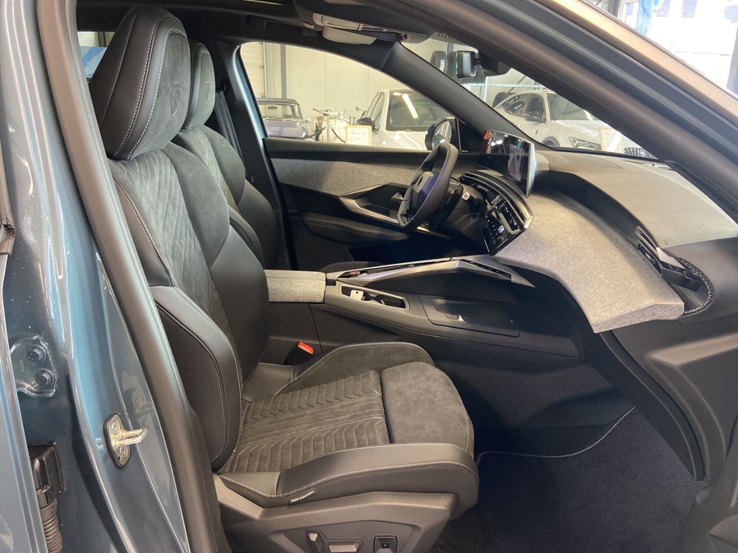 Fahrzeugabbildung Peugeot 3008 GT Elektro 210 Navi Soundsystem ACC CarPlay