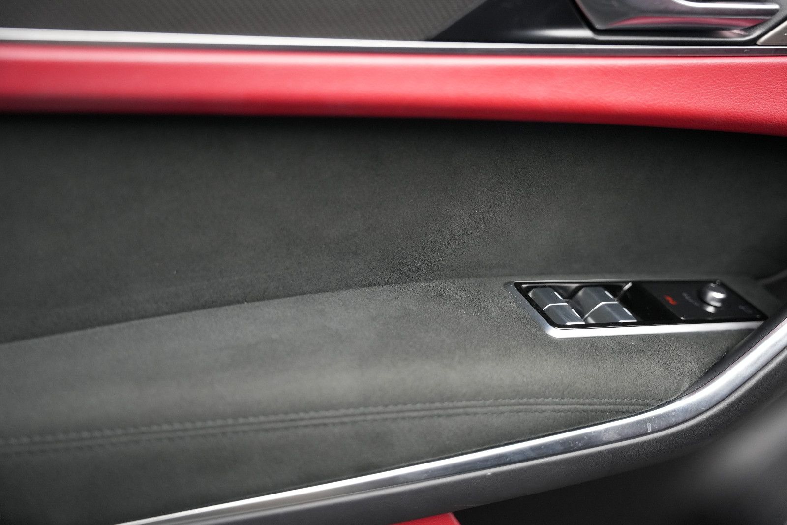 Fahrzeugabbildung Jaguar F-Pace SVR *Panorama*MeridianSurround*360°Memory