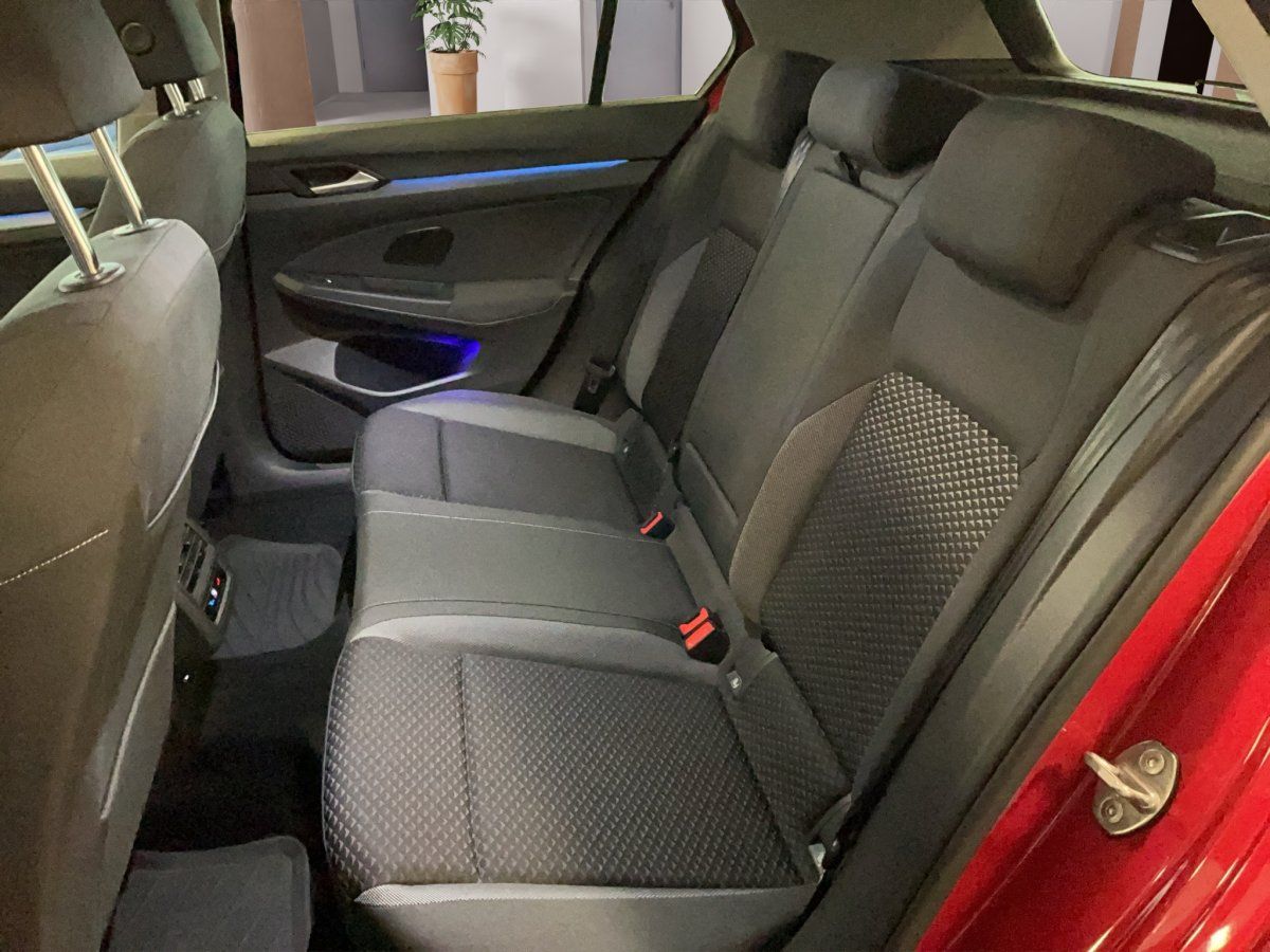 Fahrzeugabbildung Volkswagen Golf VIII Active 1.5 eTSI DSG Pano LED