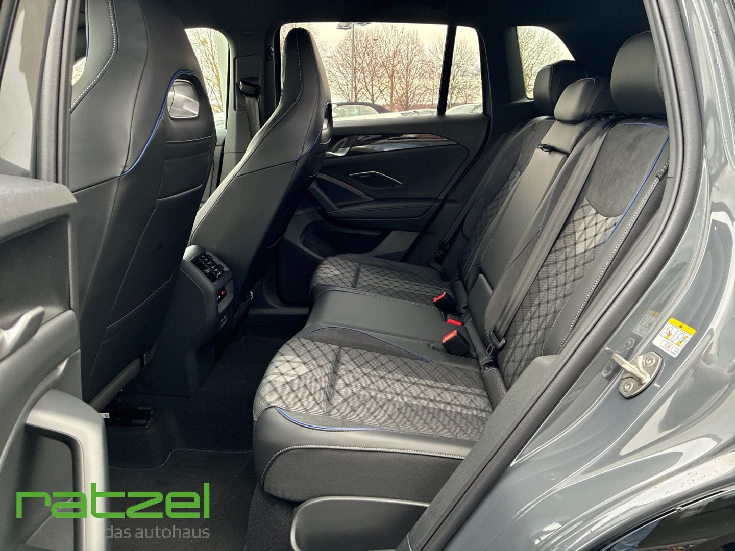 Fahrzeugabbildung Volkswagen Tiguan R-LINE eHybrid Standh.+AHK+HARMAN+IQ.Ligh