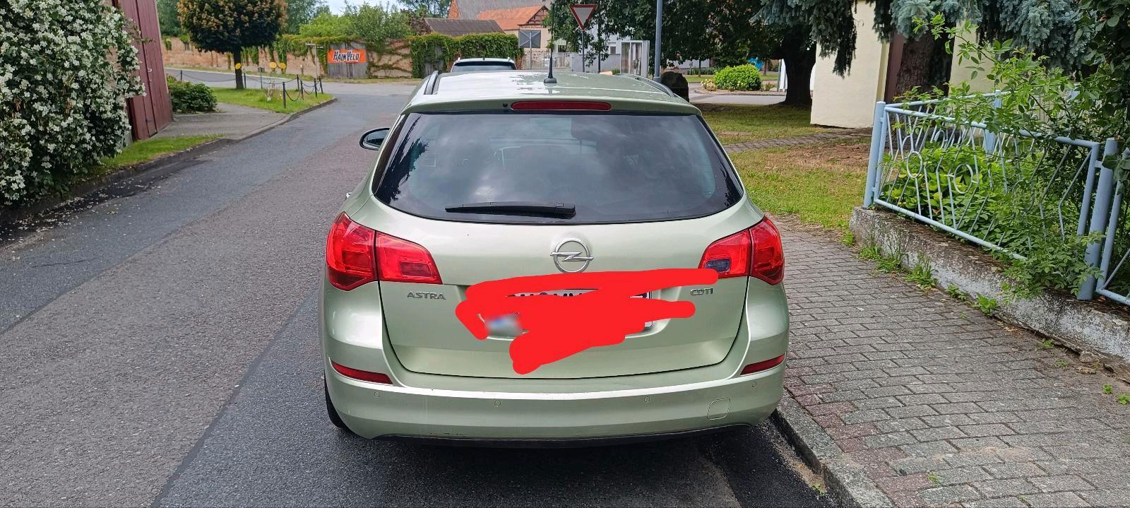 Opel Astra 2011 — photo 5