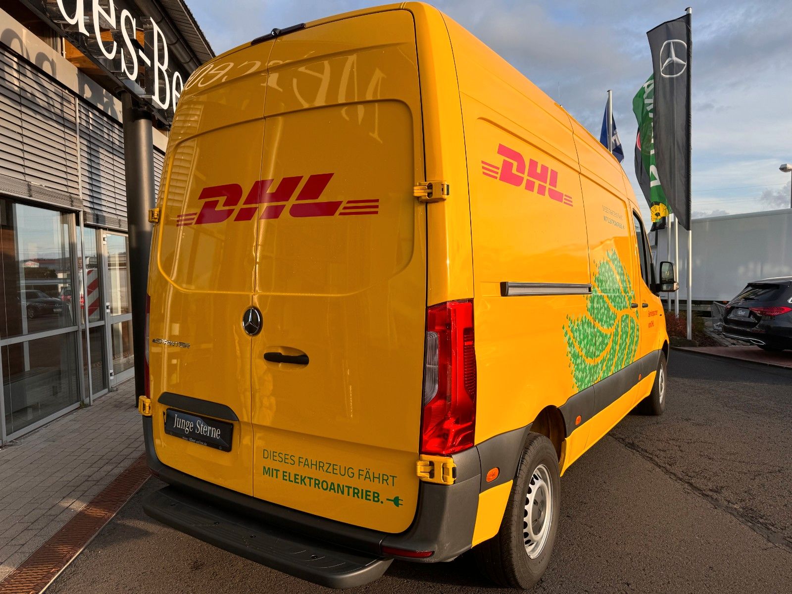 Fahrzeugabbildung Mercedes-Benz eSprinter 312 DHL Regal KEP-Ausbau