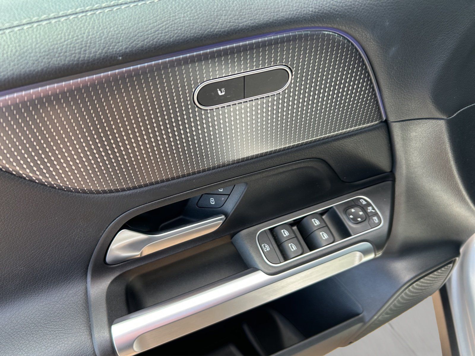 Fahrzeugabbildung Mercedes-Benz GLB250 Progr DISTR Pano MLED HighEndMBUX orig.KM