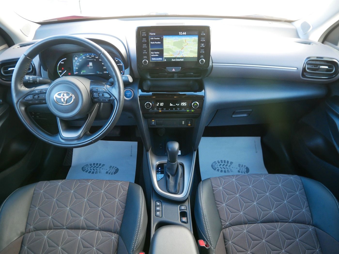 Fahrzeugabbildung Toyota Yaris Cross 1.5 VVT-iE Elegant AHK Kamera ACC LH