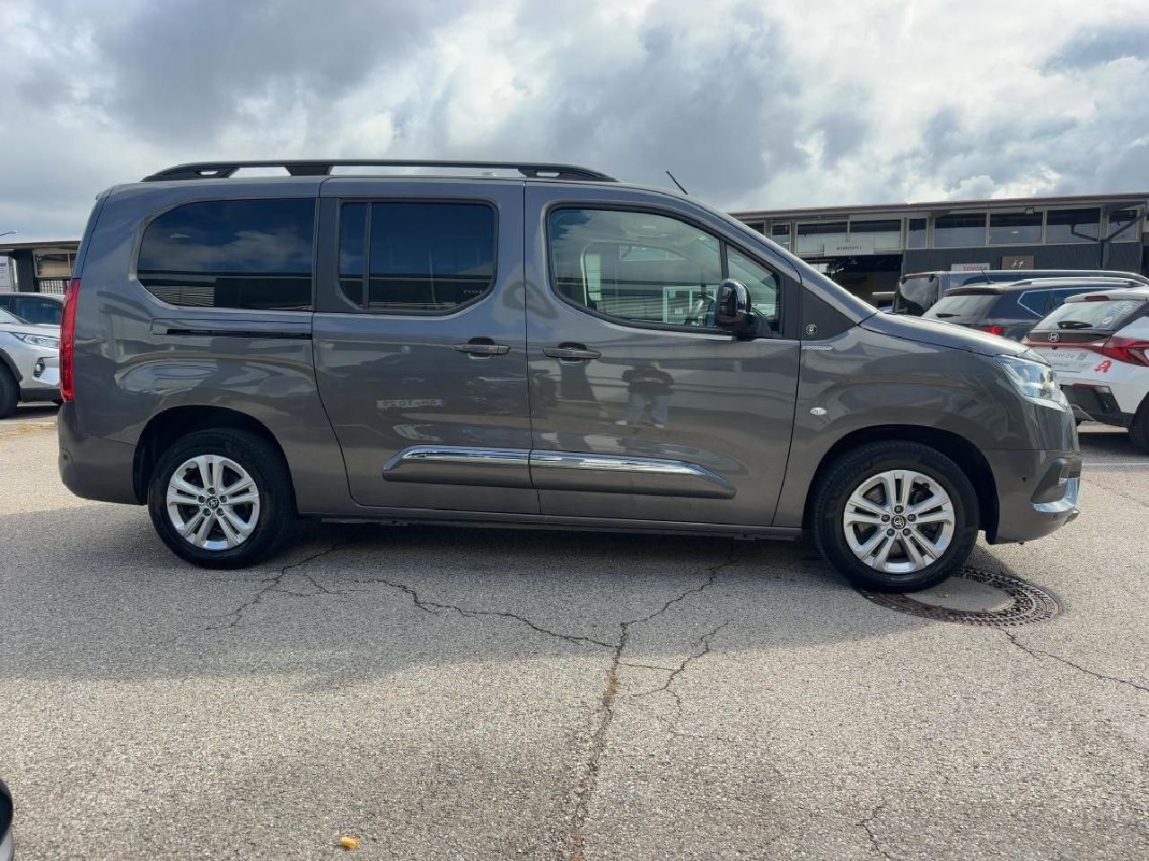 Fahrzeugabbildung Toyota Proace City Verso L2 1,2 Team D *AHK + Comfortp.
