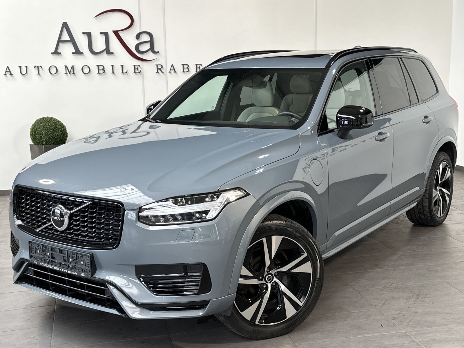Fahrzeugabbildung Volvo XC90 T8 AWD R-Design 7-Sitzer NAV+LED+AHK+PANORA