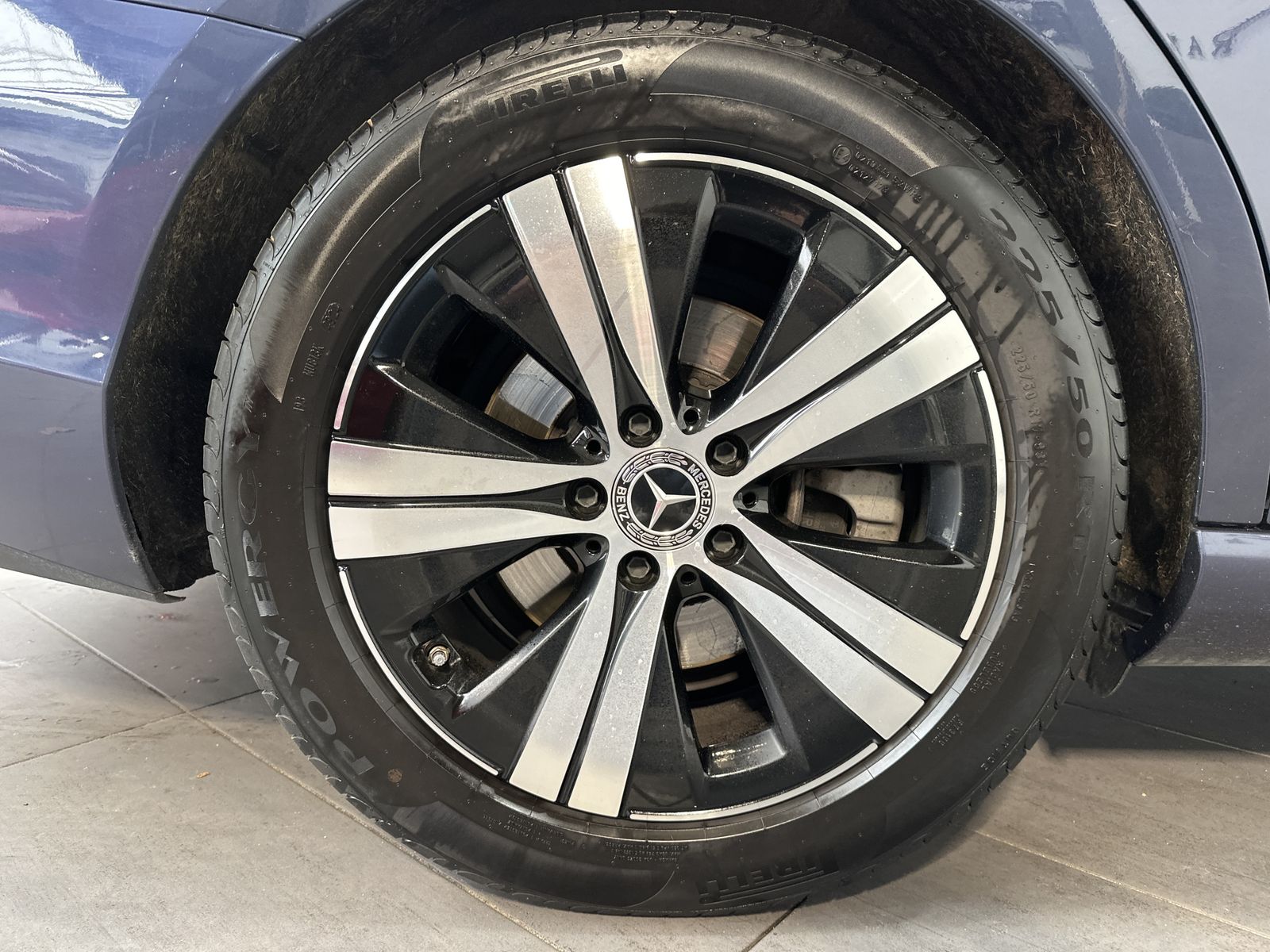 Fahrzeugabbildung Mercedes-Benz C 220d T 4Matic Avantgarde NAV+LED+ACC+PANORAMA