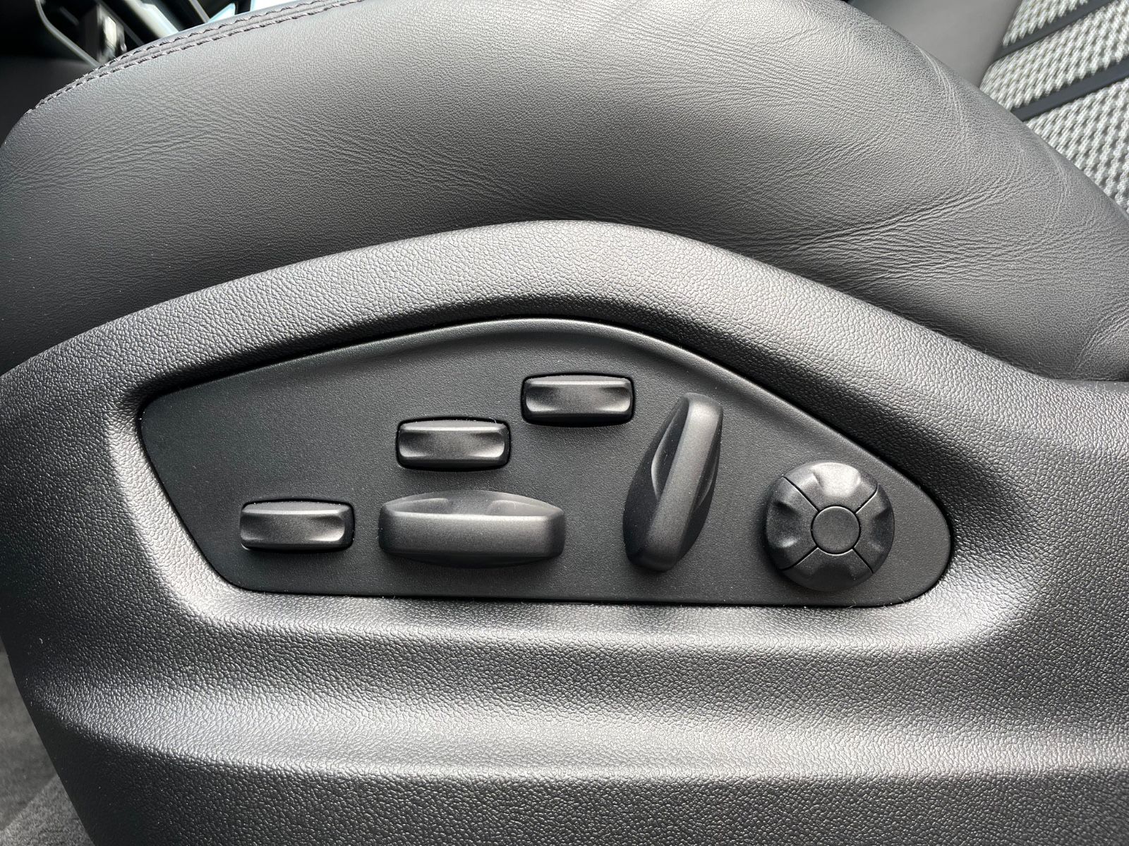 Fahrzeugabbildung Porsche Cayenne GTS Coupé Leichtbau|ACC|HUD|PASM|3.Displ
