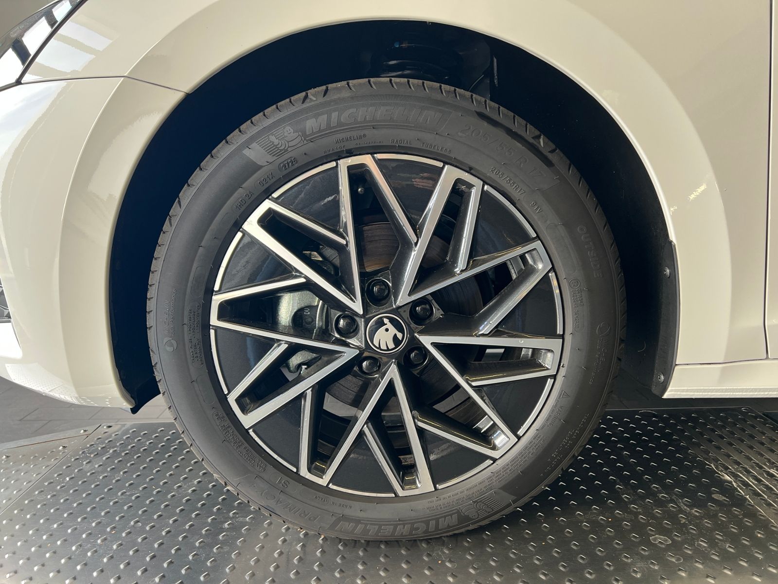 Fahrzeugabbildung SKODA Octavia Combi Tour 2.0 TDI DSG *AHK, LED, ACC, K