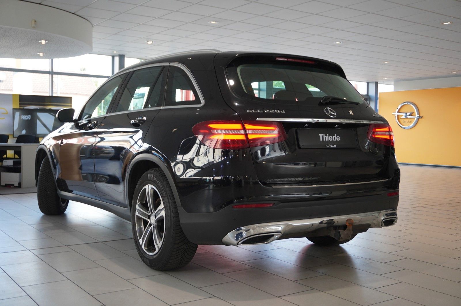 Fahrzeugabbildung Mercedes-Benz GLC 220D EXCLUSIVE 4-MATIC NAVI/LED/SHZ/TEMP/AHK