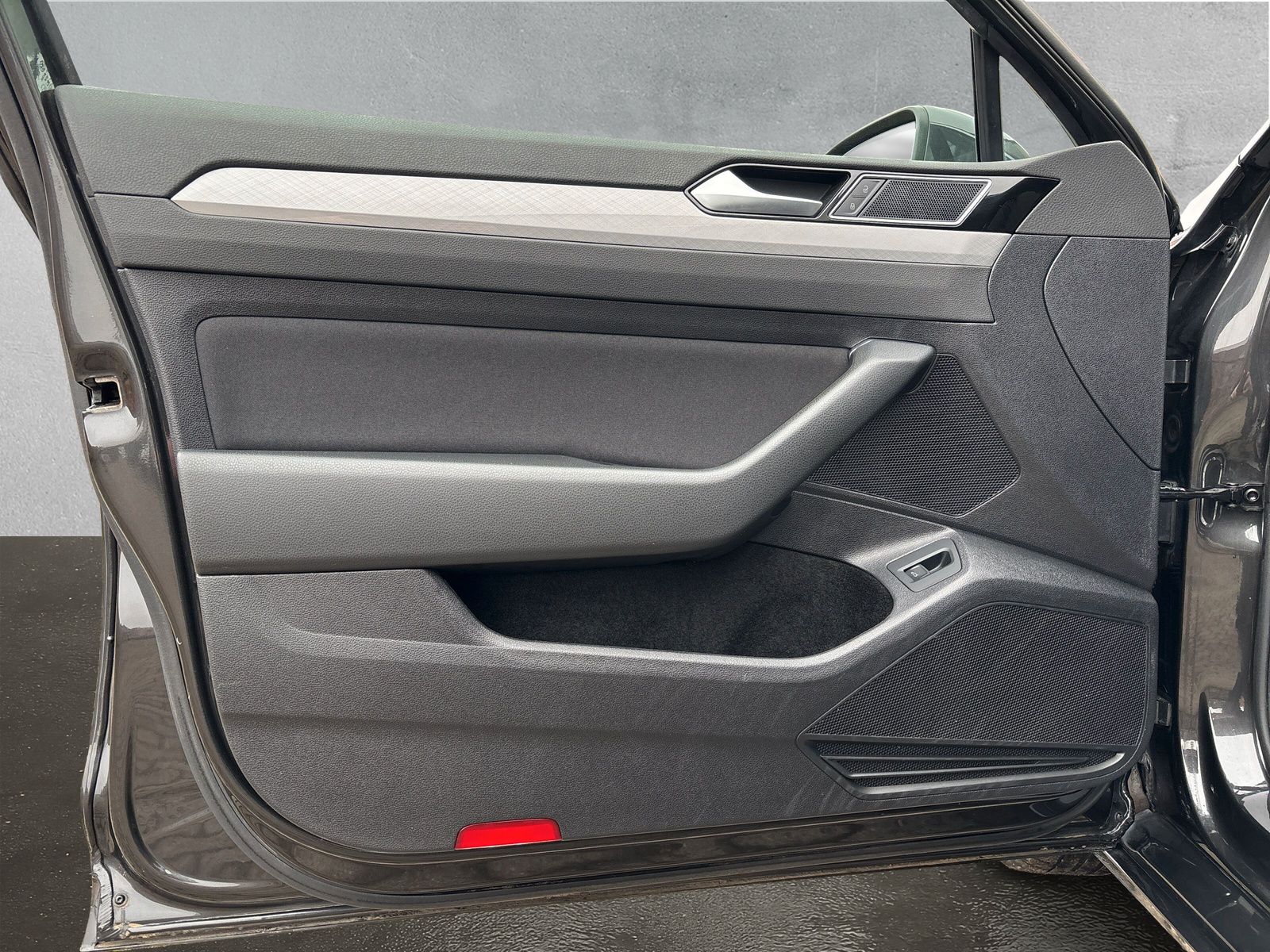 Fahrzeugabbildung Volkswagen Passat Variant 1.5 TSI Business AHK Kamera AppCo