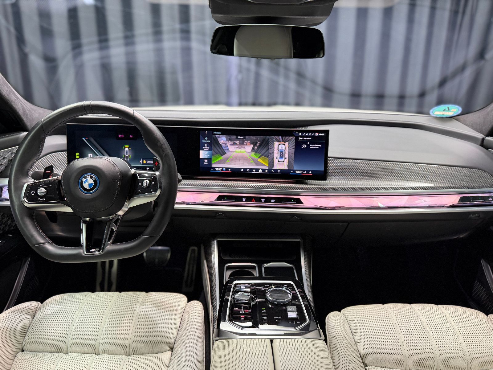 Fahrzeugabbildung BMW M760 e xDrive M-SPORT|TV|B&W|SKY-LOUNGE|MEGAVOLL