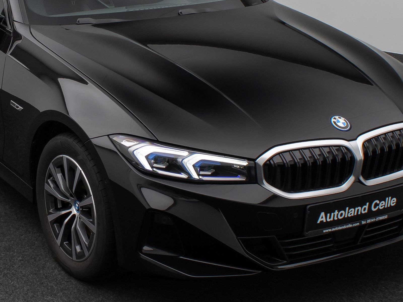 Fahrzeugabbildung BMW 330e Panorama Kamera HUD DAB HiFi Leder Sport