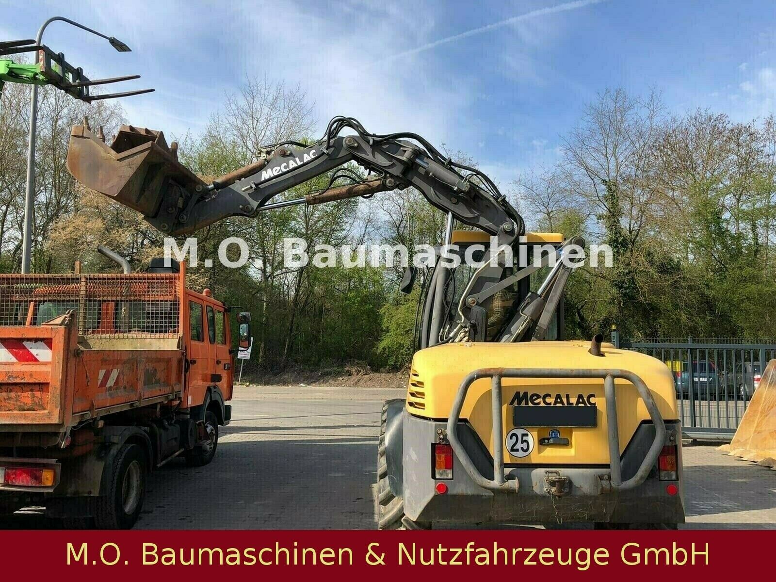 Fahrzeugabbildung MECALAC 12 MXT  / Schaufel / Gabel / 3x Tieflöffel
