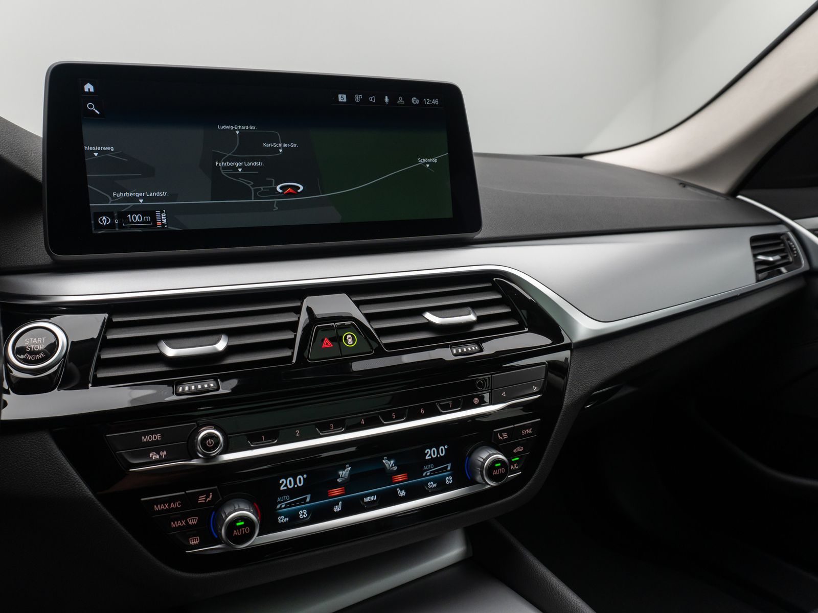 Fahrzeugabbildung BMW 530d Panorama Kamera HUD DAB Alarm AHK Sport